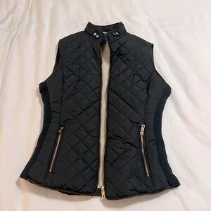 Black Vest with lining in soft fleece. Metal zippers